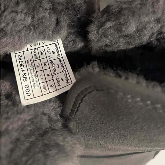 A must have Ugg - Picture 4 of 7